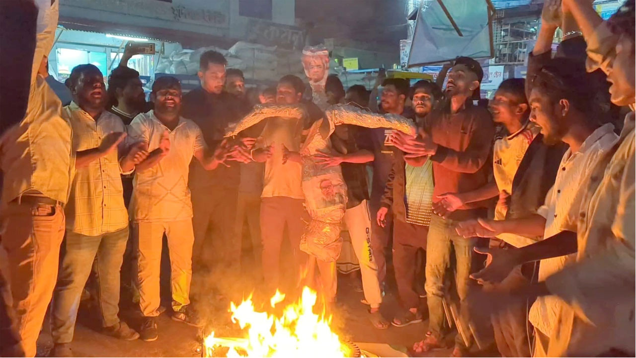 মুন্সীগঞ্জে মির্জা ফখরুলের কুশপুত্তলিকা পোড়ালেন বিএনপি নেতাকর্মীরা 