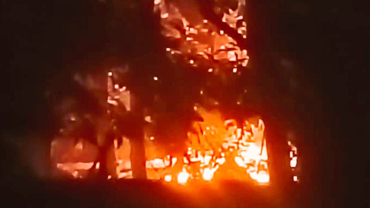 নেশার টাকা না পেয়ে নিজের ঘরে আগুন দিলেন যুবক