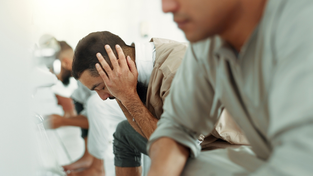 ক্ষত থেকে রক্ত ঝরতে না দিয়ে মুছে ফেললে অজু ভাঙবে?