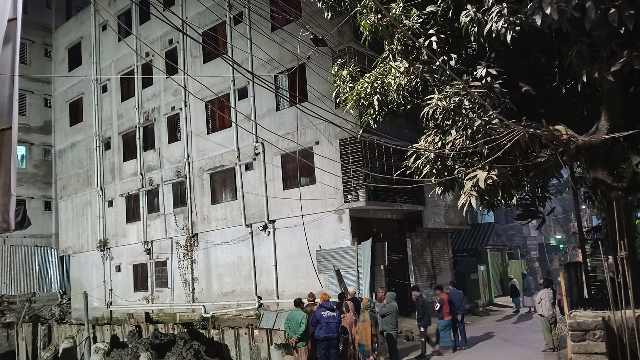 ময়মনসিংহে হেলে পড়েছে ৫ তলা ভবন