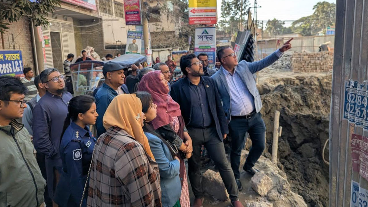 ময়মনসিংহে হেলে পড়া ভবন পরিত্যক্ত ঘোষণা, ৩ ভবন মালিককে তলব