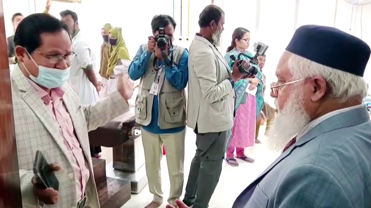 স্বাস্থ্যের ডিজির সঙ্গে তর্ক, নিঃর্শত ক্ষমা চাইলেন সেই চিকিৎসক