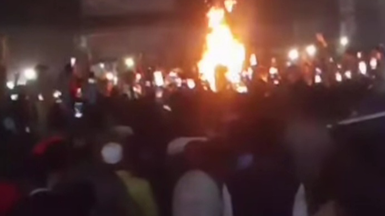 ধর্ম নিয়ে কটূক্তির অভিযোগে যুবককে পিটিয়ে হত্যা, মরদেহে আগুন