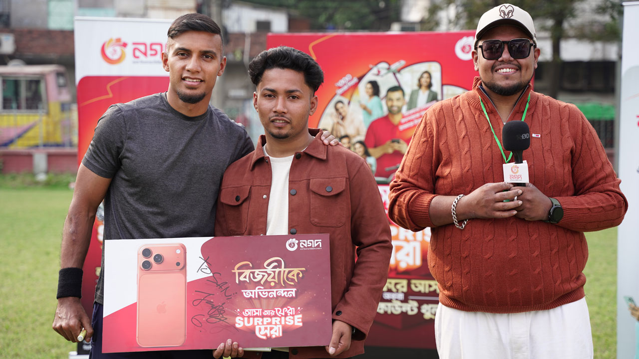 জামাল ভূঁইয়ার কাছ থেকে আইফোন উপহার নিলেন বরিশালের সানি বেপারী