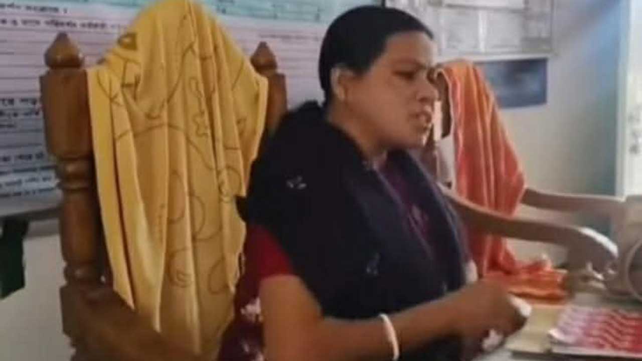 অবরুদ্ধ প্রধান শিক্ষক পুলিশ-শিক্ষা কর্মকর্তার হস্তক্ষেপে উদ্ধার