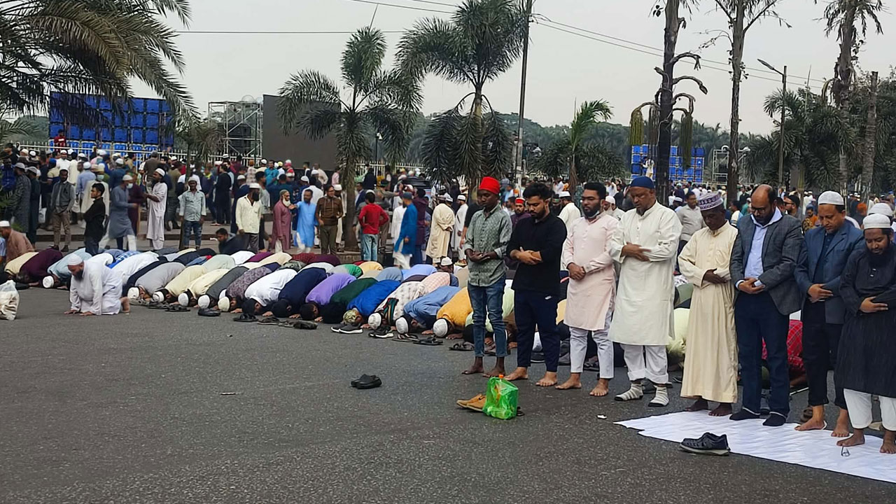 শোকের জনসমুদ্র সংসদ প্লাজা-সড়কে জোহরের নামাজ আদায়