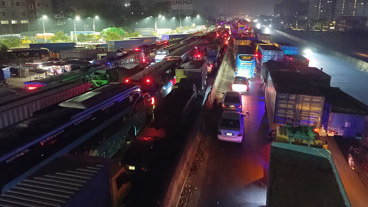 চালক-যাত্রীদের অনুরোধেও সড়ক ছাড়েননি ছাত্র-জনতা