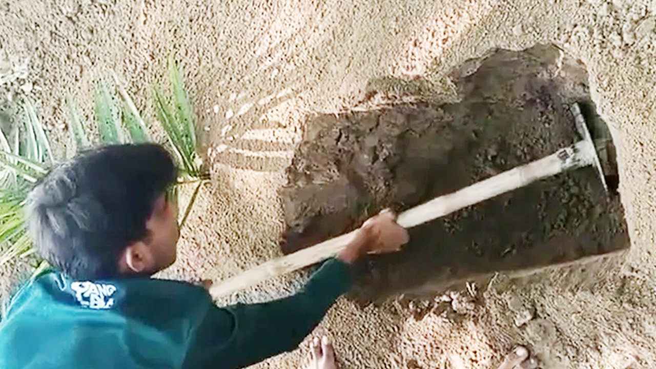 দাফনের সময় কবরে পড়ে যায় মোবাইল, এক রাত পর মাটি সরিয়ে উদ্ধার