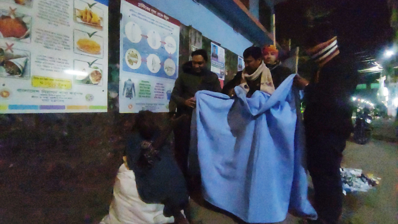 বান্দরবানে মধ্যরাতে এনসিপির শীতবস্ত্র বিতরণ