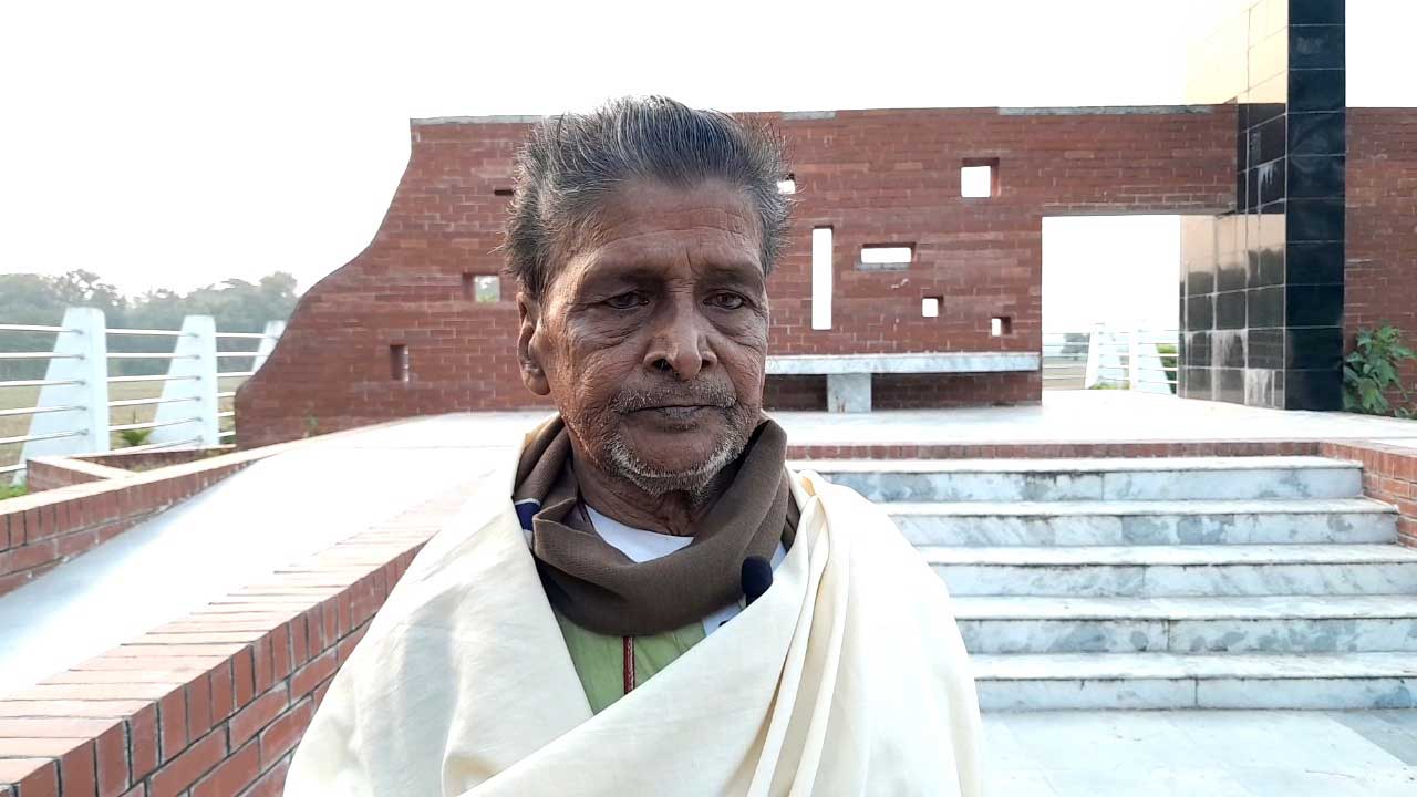 পাক-হানাদারদের দেওয়া আগুনে পোড়া ঘরে এখনও বসবাস করেন নিরঞ্জন তালুকদার