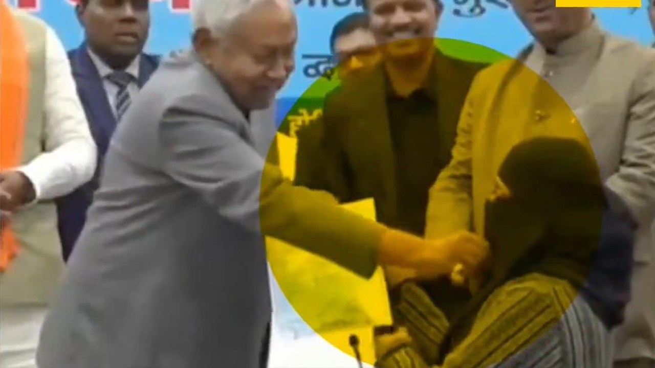 টান দিয়ে মুসলিম নারীর হিজাব খুলে ফেললেন বিহারের মুখ্যমন্ত্রী (ভিডিও)