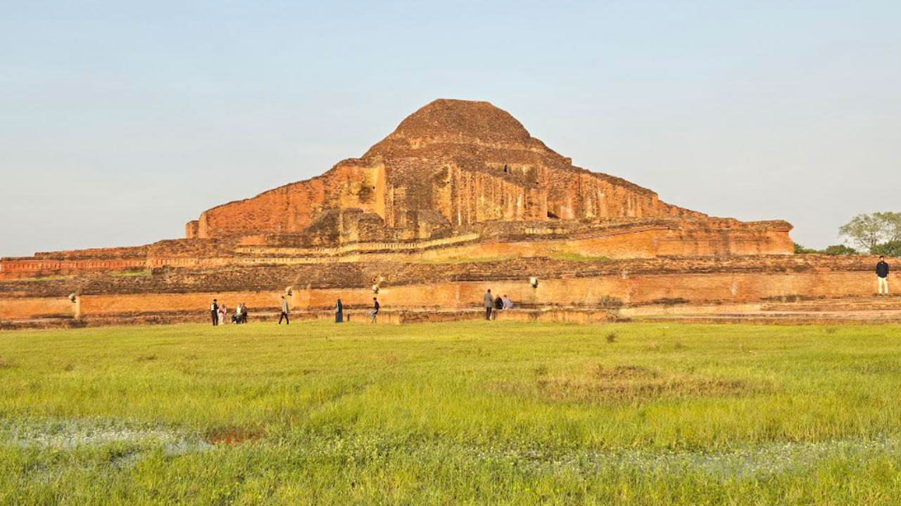 জলাবদ্ধতা আর অব্যবস্থাপনায় হুমকিতে পাহাড়পুর বৌদ্ধবিহার