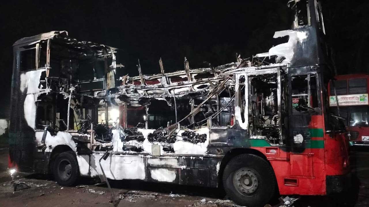 দুর্বৃত্তের আগুনে নোয়াখালীতে বিআরটিসির ২ বাস পুড়ে ছাই