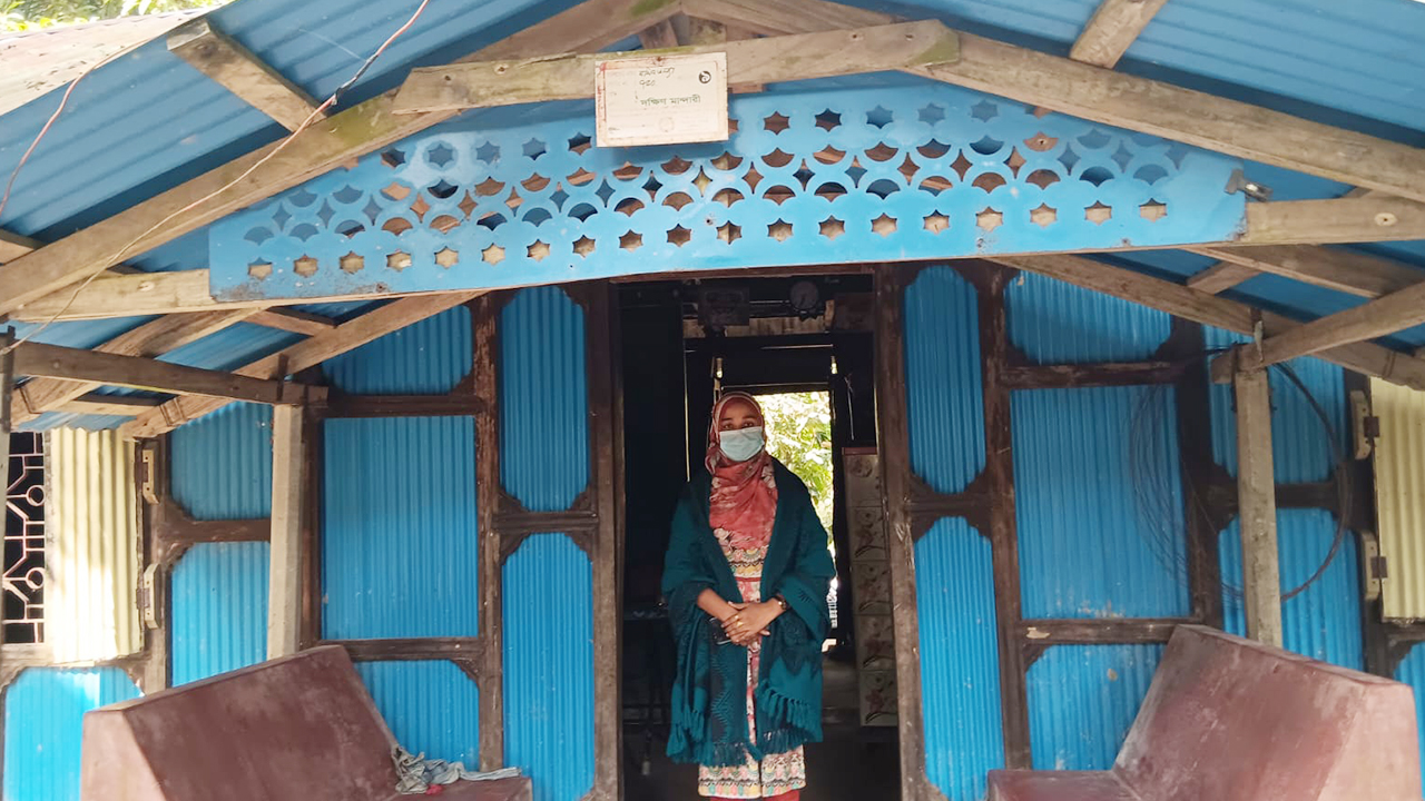 স্ত্রীর স্বীকৃতি পেতে প্রবাসীর বাড়িতে তরুণীর অবস্থান