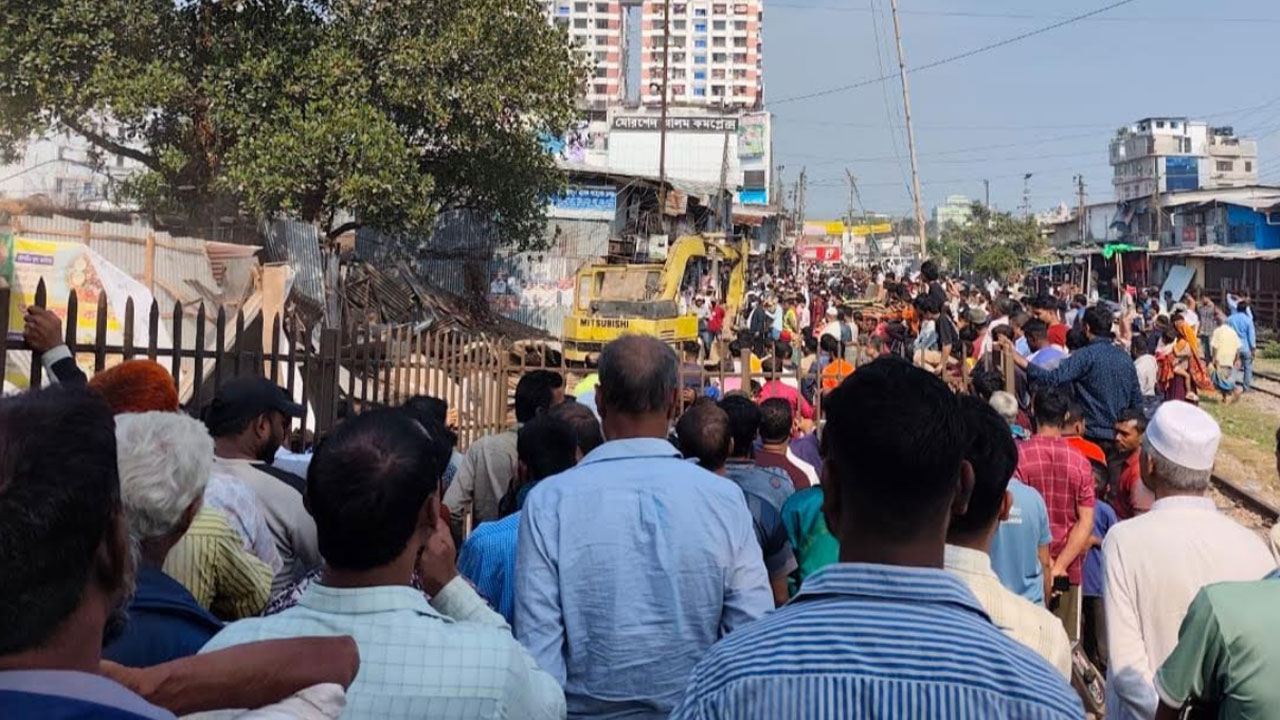 রেললাইনের পাশের ১০৭ দোকান উচ্ছেদ, ফিরল রেলওয়ের ২৬ শতাংশ জমি