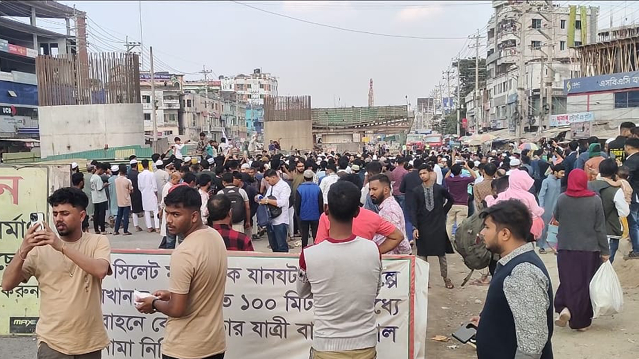 হাদি হত্যার বিচার দাবিতে ঢাকা-সিলেট মহাসড়ক অবরোধ