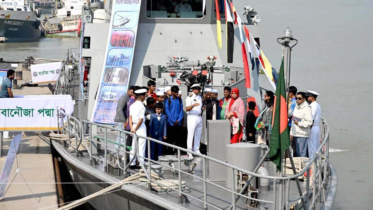 প্যারাজাম্প, ফ্লাই পাস্ট ও শ্রদ্ধা নিবেদনে নৌ অঞ্চলে বিজয় দিবসের আয়োজন