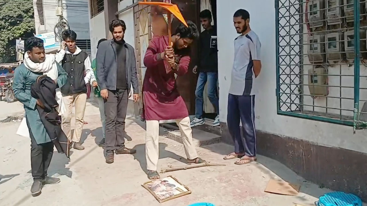 নওগাঁয় জাতীয় পার্টির অফিসে ভাঙচুর, মিটিং পণ্ড