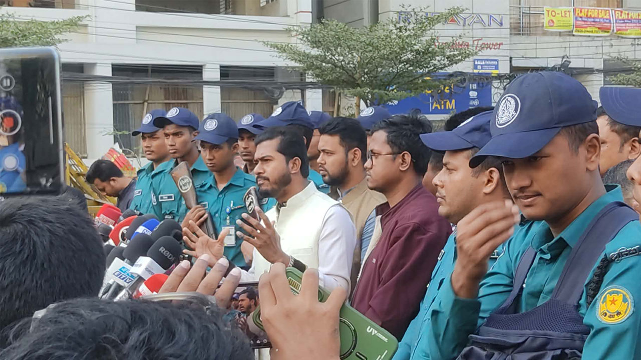 অবৈধ অস্ত্র উদ্ধারে যৌথবাহিনীর বিশেষ অভিযানের দাবি নুরের