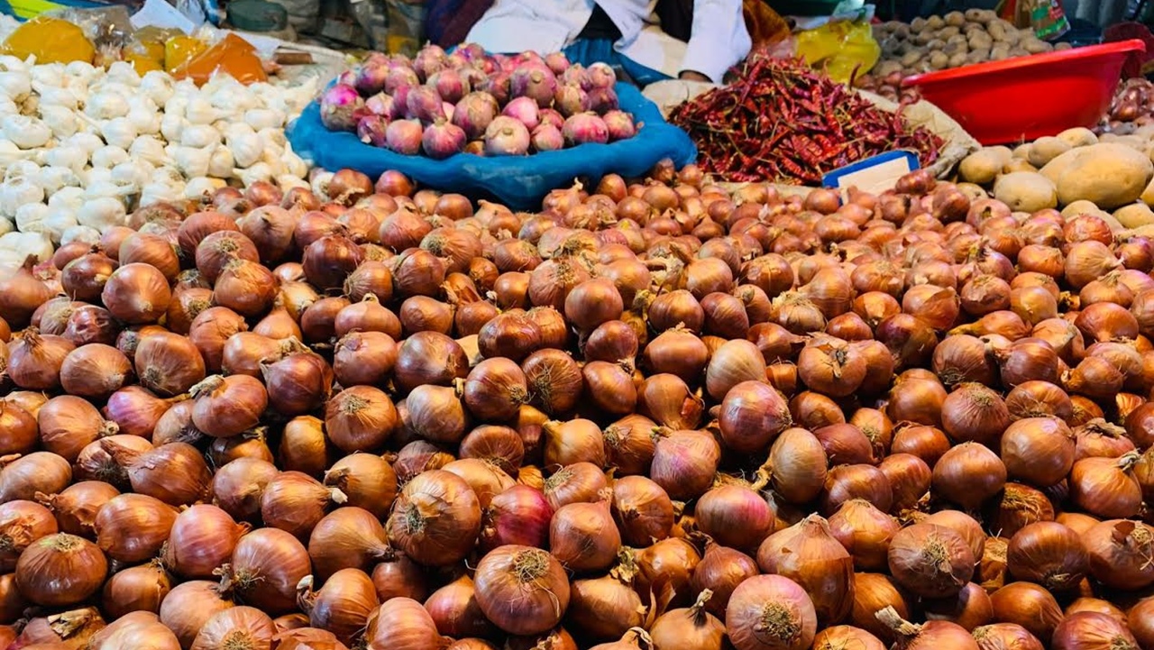 খুলনায় একলাফে পেঁয়াজের দাম বেড়েছে ৩৫ টাকা