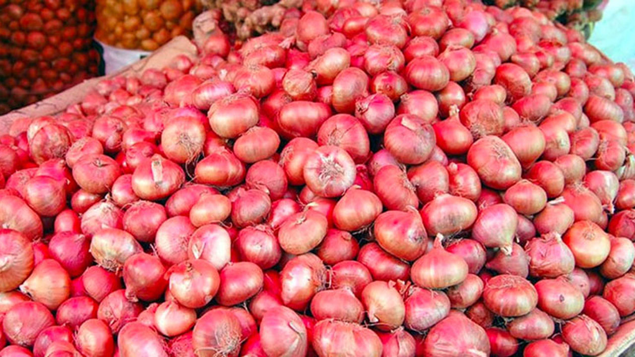 খাতুনগঞ্জে পেঁয়াজের দাম ৯০ টাকায় নামলেও ঢাকায় ১৫০