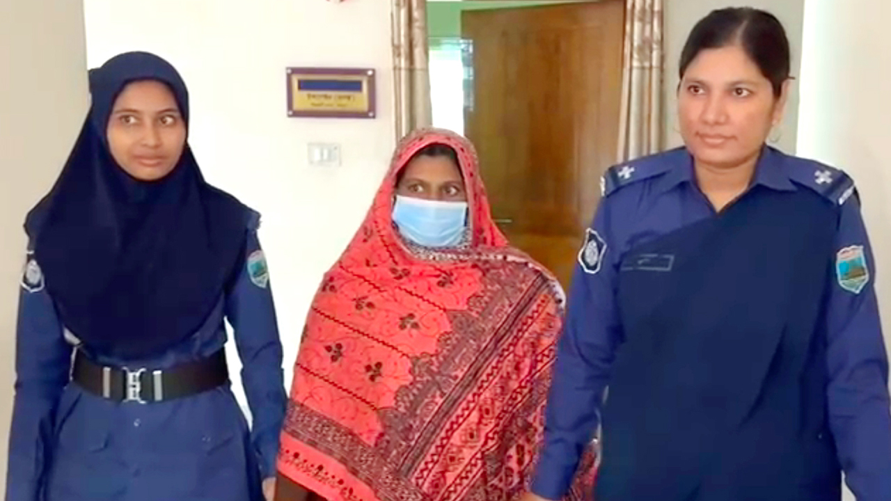 ৮ কুকুরছানা হত্যা : অভিযুক্ত সেই নারী কারাগারে