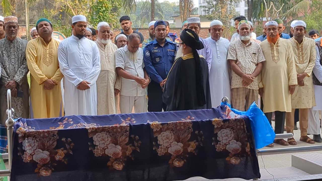 ৫ ঘণ্টার মুক্তিতে মায়ের জানাজায় অংশ নিয়ে নতুন পৃথিবী দেখলেন সেলিম