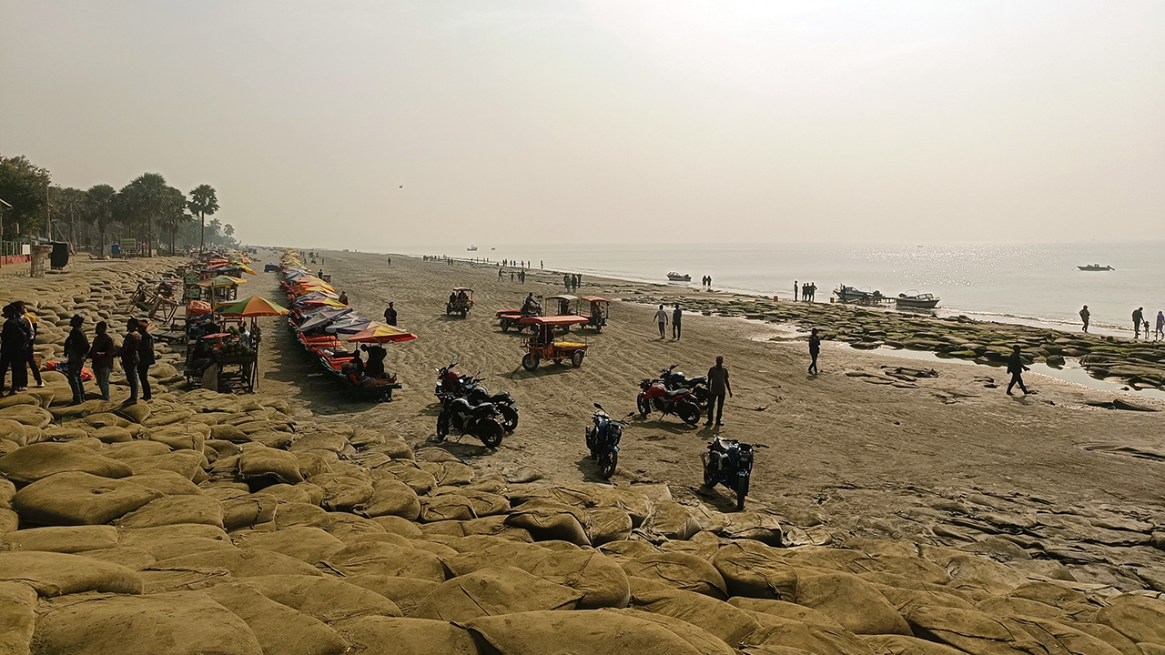 মৌসুমের শুরুতেও আশানুরূপ পর্যটক নেই কুয়াকাটায়