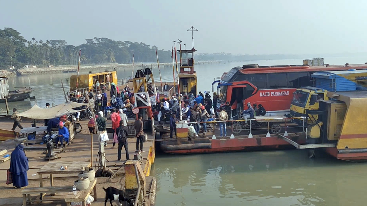 পিরোজপুরে ফেরি চলাচল ব্যাহত, হাজারো যাত্রীর ভোগান্তি