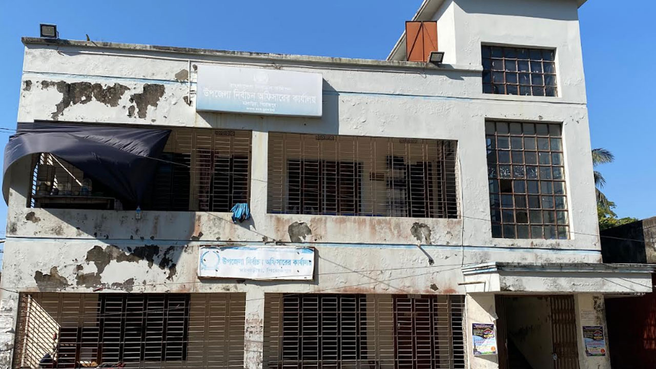 উপজেলা নির্বাচন অফিসে পেট্রোল ঢেলে অগ্নিসংযোগের চেষ্টা