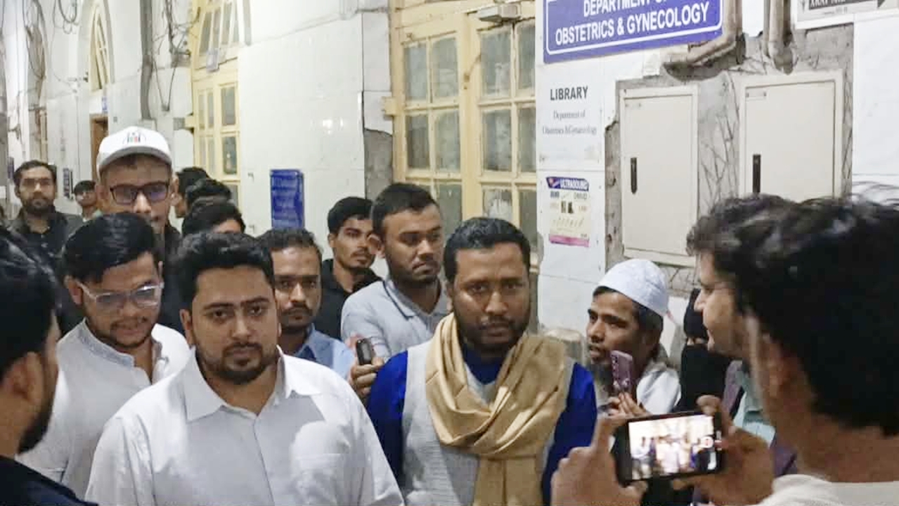 ওসমান হাদিকে দেখতে ঢাকা মেডিকেলে নাহিদ ইসলাম