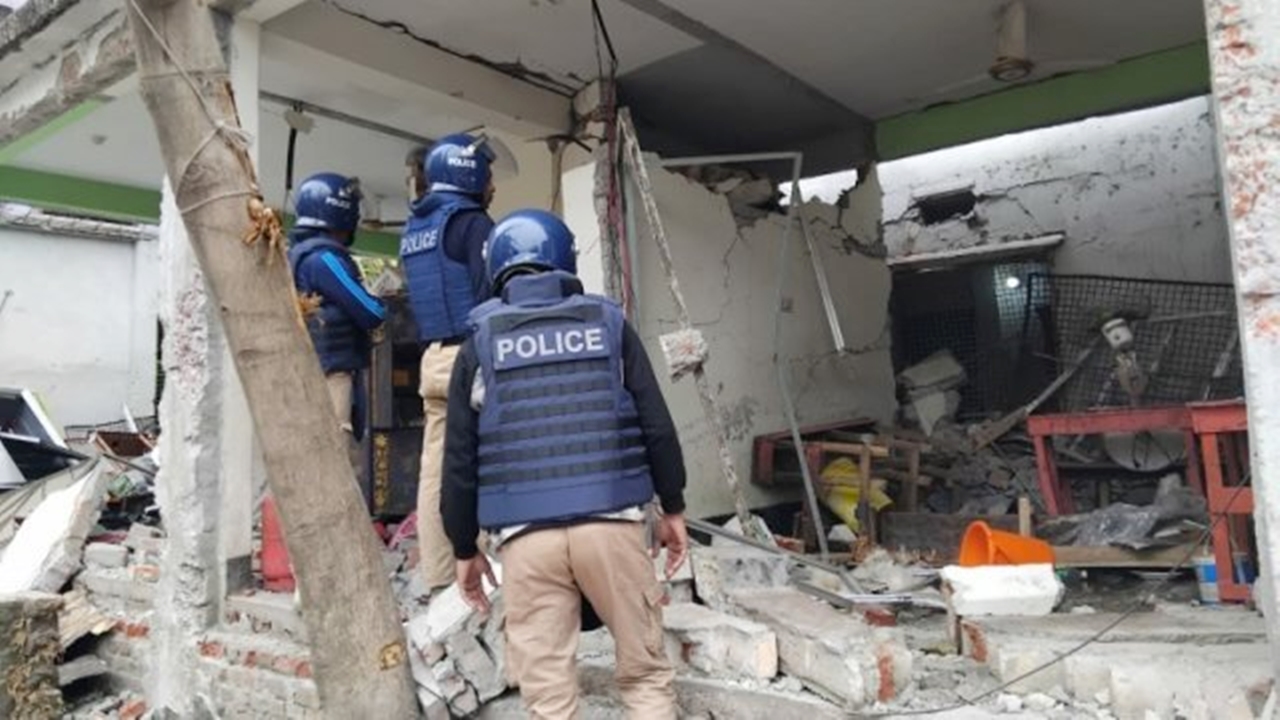 কেরানীগঞ্জে মাদ্রাসায় বিস্ফোরণ : তিন নারীসহ ৬ জন রিমান্ডে