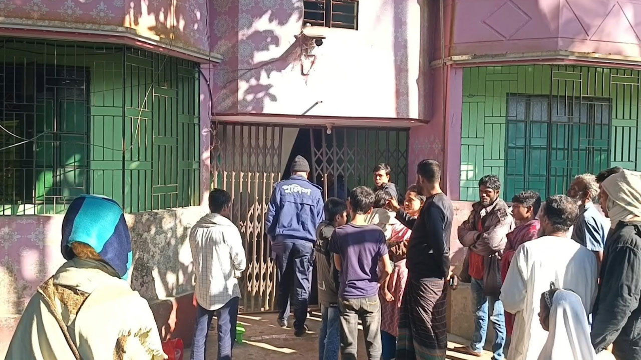 শয়নকক্ষে ঢুকে হাতুড়ি দিয়ে পিটিয়ে বৃদ্ধাকে হত্যা