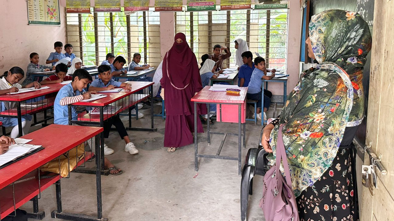 শিক্ষকরা কর্মবিরতিতে, পরীক্ষা নিলেন অভিভাবকরা