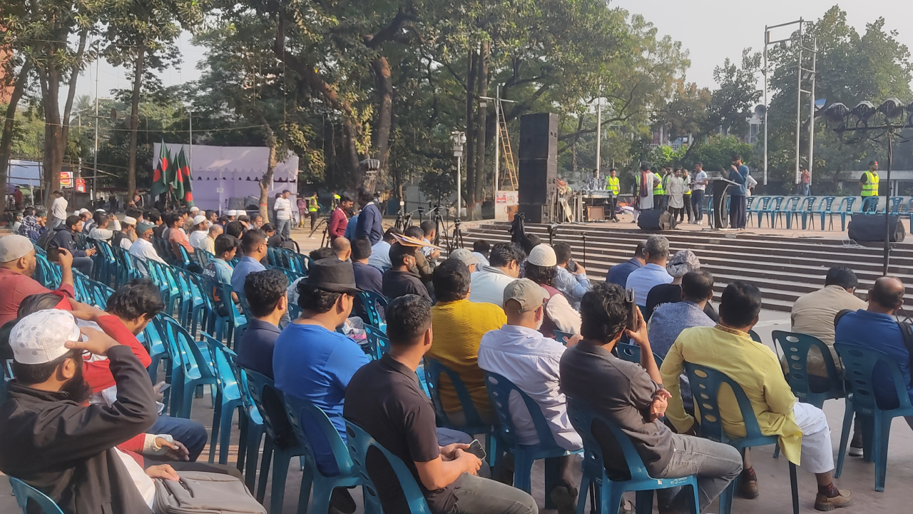 হাদির ওপর গুলির প্রতিবাদে শহীদ মিনারে চলছে ‘সর্বদলীয় প্রতিরোধ সমাবেশ’