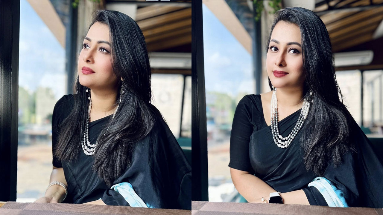 কালো শাড়িতে গ্ল্যামারাস পূর্ণিমা