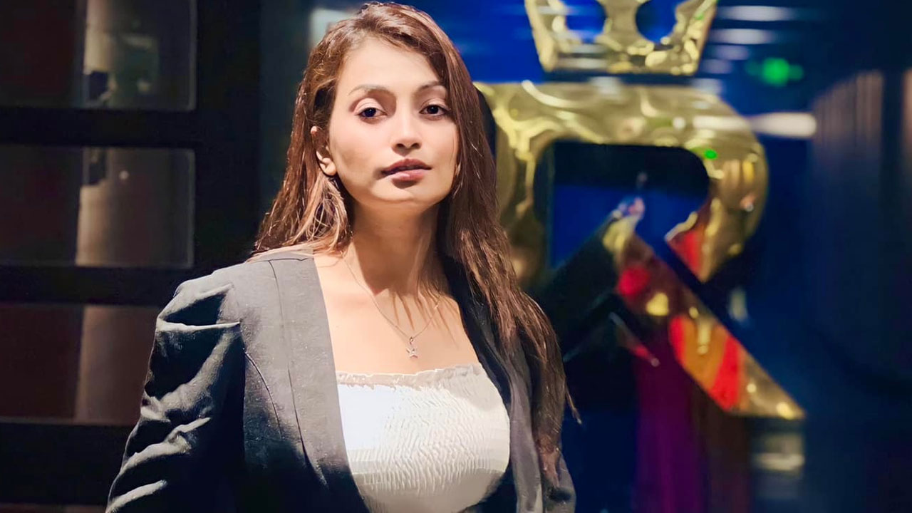 ছিনতাইয়ের শিকার রাজ রিপা, খোয়ালেন উপহারের আইফোন