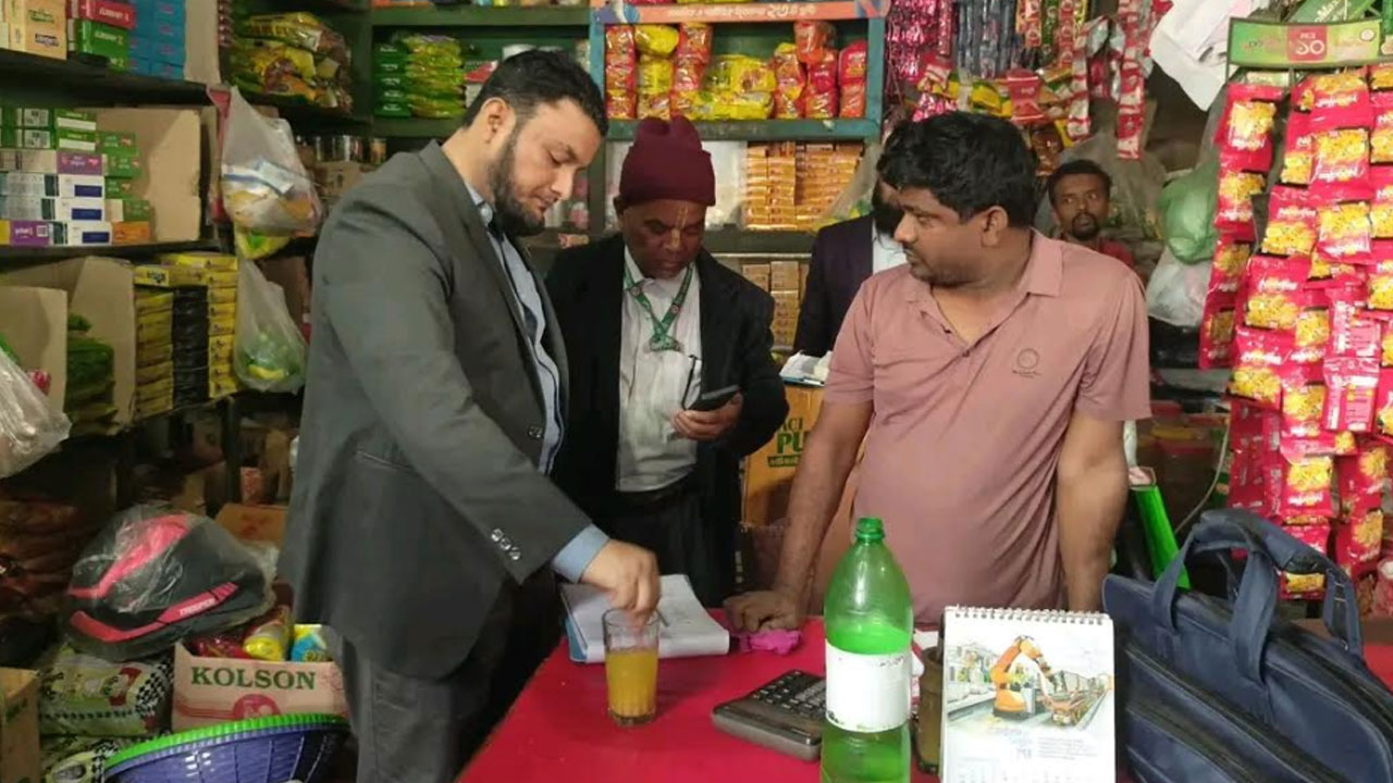 রাজবাড়ীতে রং মিশ্রিত মথ ডাল বিক্রি, মোবাইল কোর্টে জরিমানা