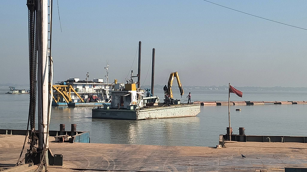 নাব্য সংকটে বন্ধ দৌলতদিয়ার ৭ নম্বর ফেরিঘাট