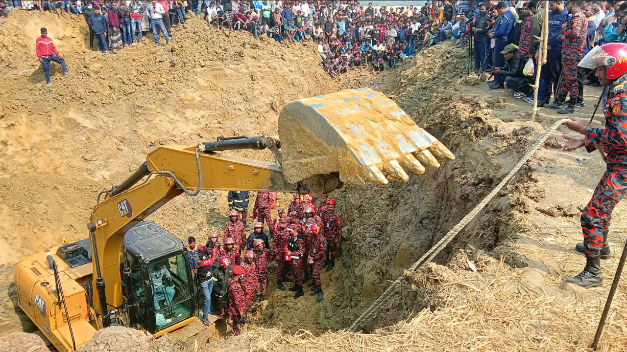 ২৭ ঘণ্টা ধরে উদ্ধারের চেষ্টা, ৪২ ফুট খুঁড়েও সন্ধান মেলেনি শিশুটির