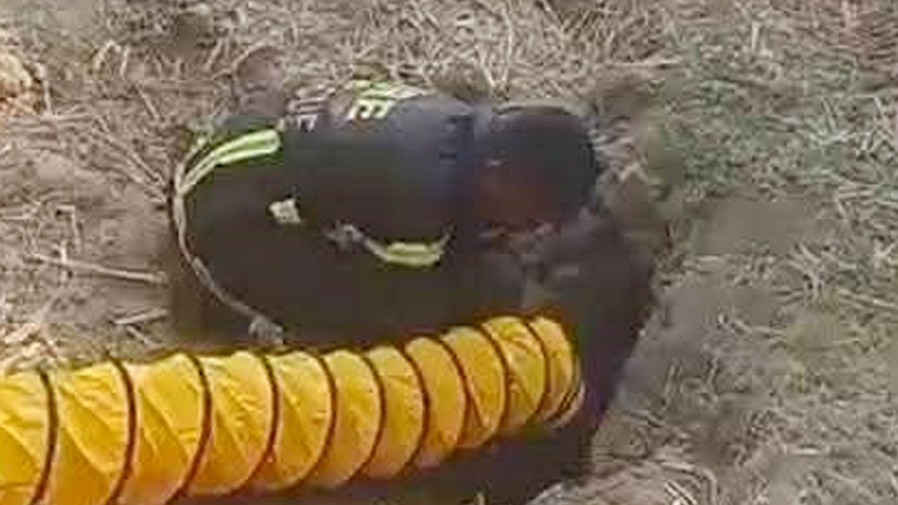 গভীর নলকূপের ৩০ ফুট গভীরে আটকা পড়েছে শিশু, চলছে উদ্ধারের চেষ্টা