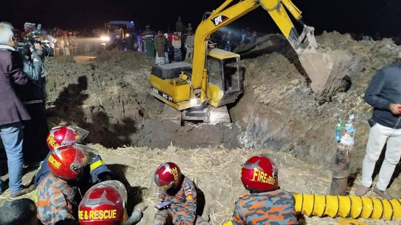 ১৭ ঘণ্টাতেও উদ্ধার হয়নি শিশুটি, চলছে সুড়ঙ্গ খোঁড়ার কাজ
