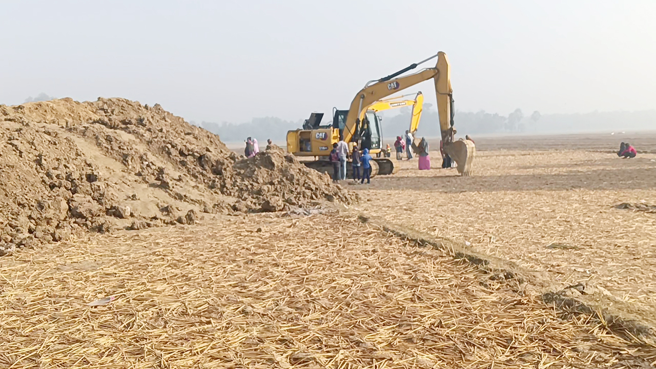 ফসলি জমিতে পুকুর খননে বাধা, কৃষককে ভেকুর নিচে ফেলে হত্যার অভিযোগ