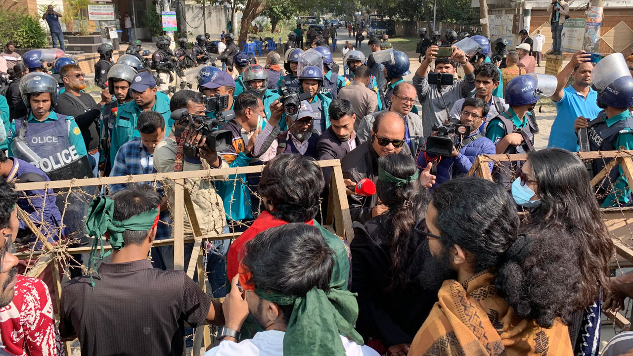 রাজশাহীতে ভারতীয় সহকারী হাই কমিশন কার্যালয় ঘেরাওয়ে পুলিশের বাধা