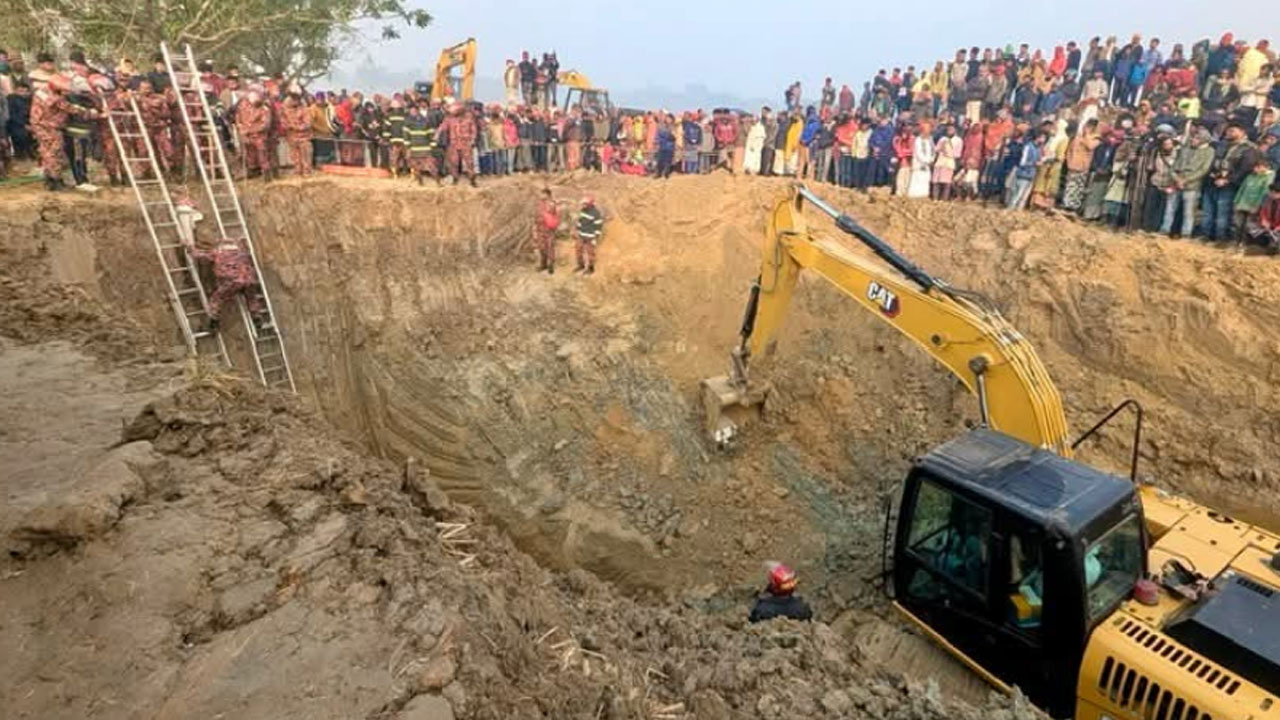 গর্তটির গভীরতা ১৫০ থেকে ২০০ ফুট, ফায়ার সার্ভিস পৌঁছেছে কেবল ৩০ ফুট