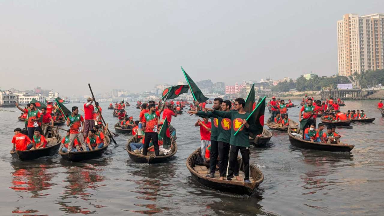 জবি শিবিরের নৌ র্যালিতে স্লোগান—‘এক হাদি হাসপাতালে, লক্ষ হাদি ঘরে ঘরে’