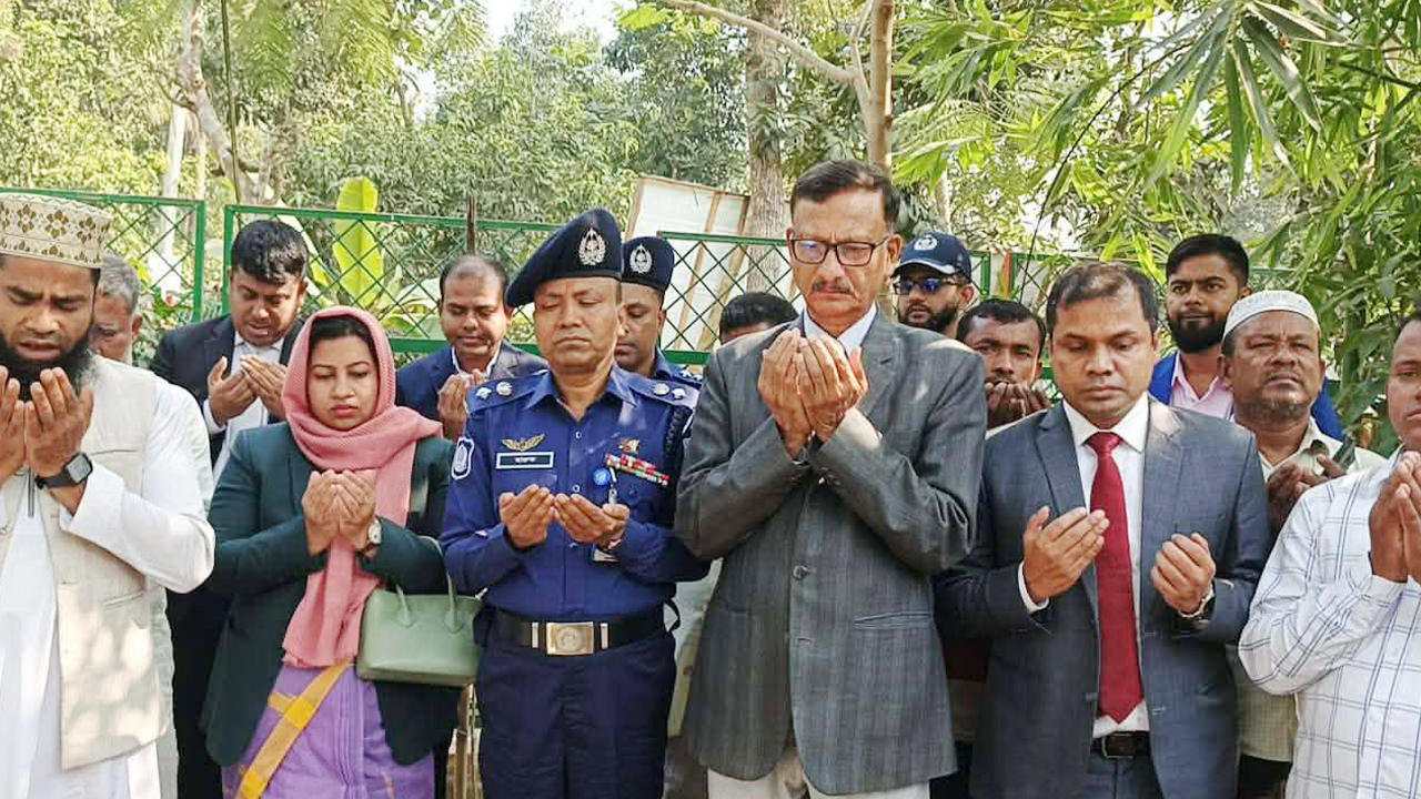 শহীদ আবু সাঈদের কবর জিয়ারত করলেন পররাষ্ট্র উপদেষ্টা