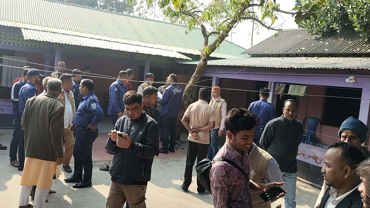 নিজ বাড়িতে পড়ে ছিল মুক্তিযোদ্ধা ও তার স্ত্রীর রক্তাক্ত মরদেহ