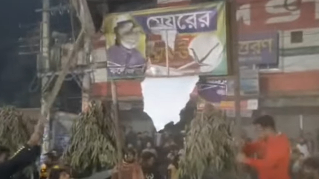 হাদির খুনিদের গ্রেপ্তার দাবিতে রংপুরে বিক্ষোভ, লাঙ্গল প্রতীক ভাঙচুর