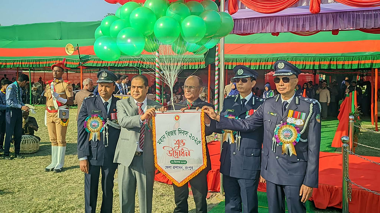 বিজয় দিবসে রংপুরে শ্রদ্ধা-ভালোবাসায় শহীদদের স্মরণ